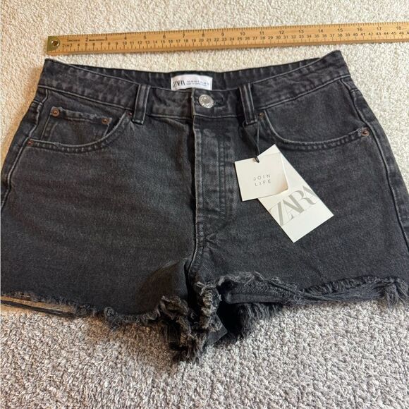 Zara Shorts Womens Sz 6 High Rise Distressed Denim Black Frayed Hem Metal Button - Picture 10 of 13